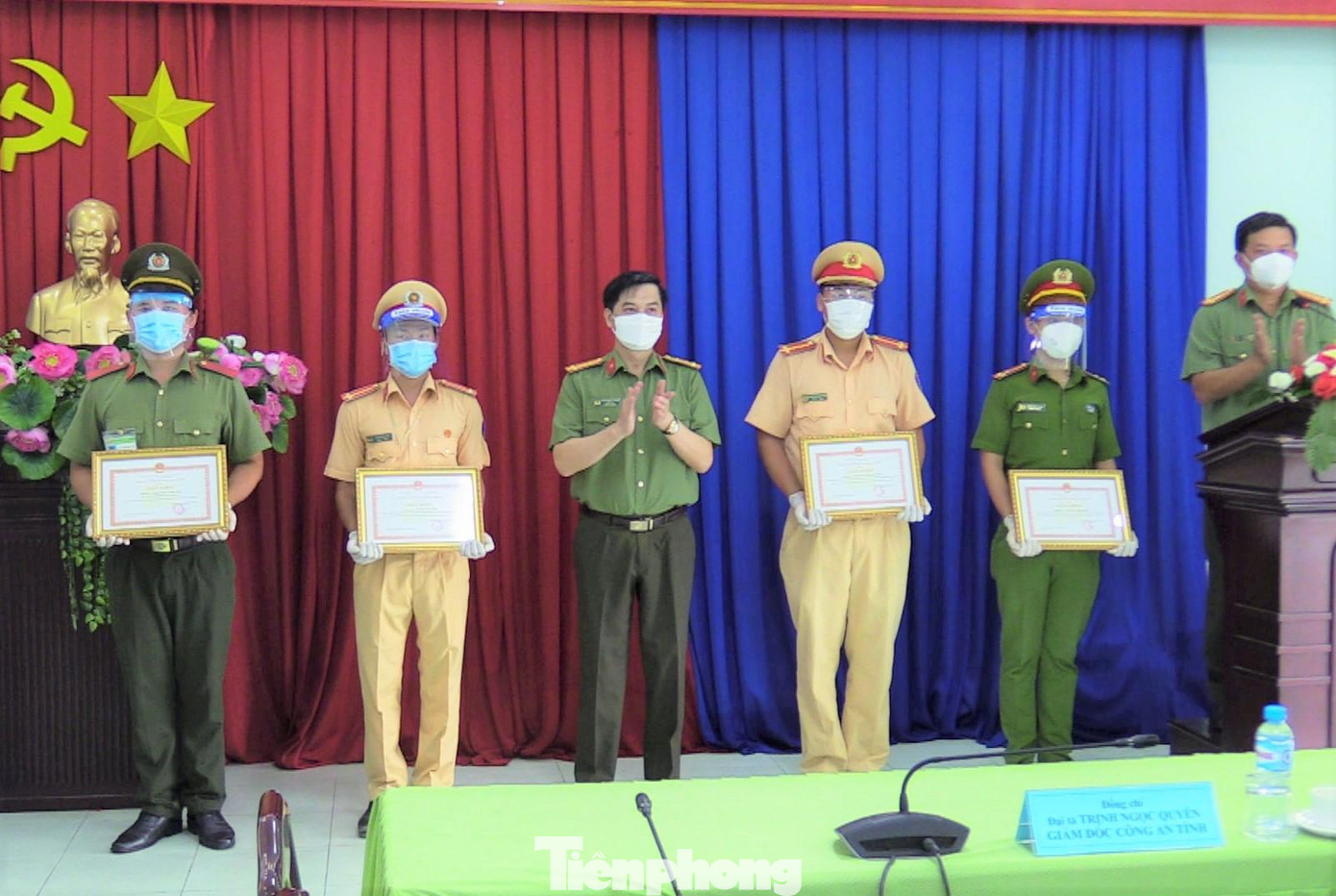 Đại tá Trịnh Ngọc Quyên, Giám đốc Công an tỉnh Bình Dương khen thưởng tập thể và cá nhân đơn vị TP. Thủ Dầu Một Đại tá Trịnh Ngọc Quyên, Giám đốc Công an tỉnh Bình Dương khen thưởng tập thể và cá nhân đơn vị TP. Thủ Dầu Một