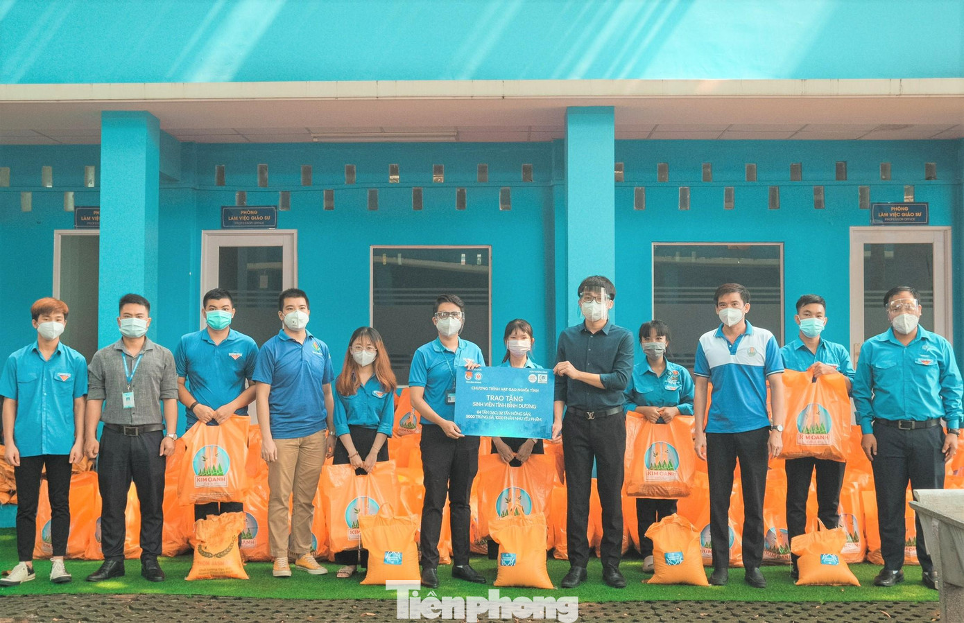 Hội SVVN tỉnh Bình Dương phối hợp mạnh thường quân tặng quà cho sinh viên có hoàn cảnh khó khăn Hội SVVN tỉnh Bình Dương phối hợp mạnh thường quân tặng quà cho sinh viên có hoàn cảnh khó khăn