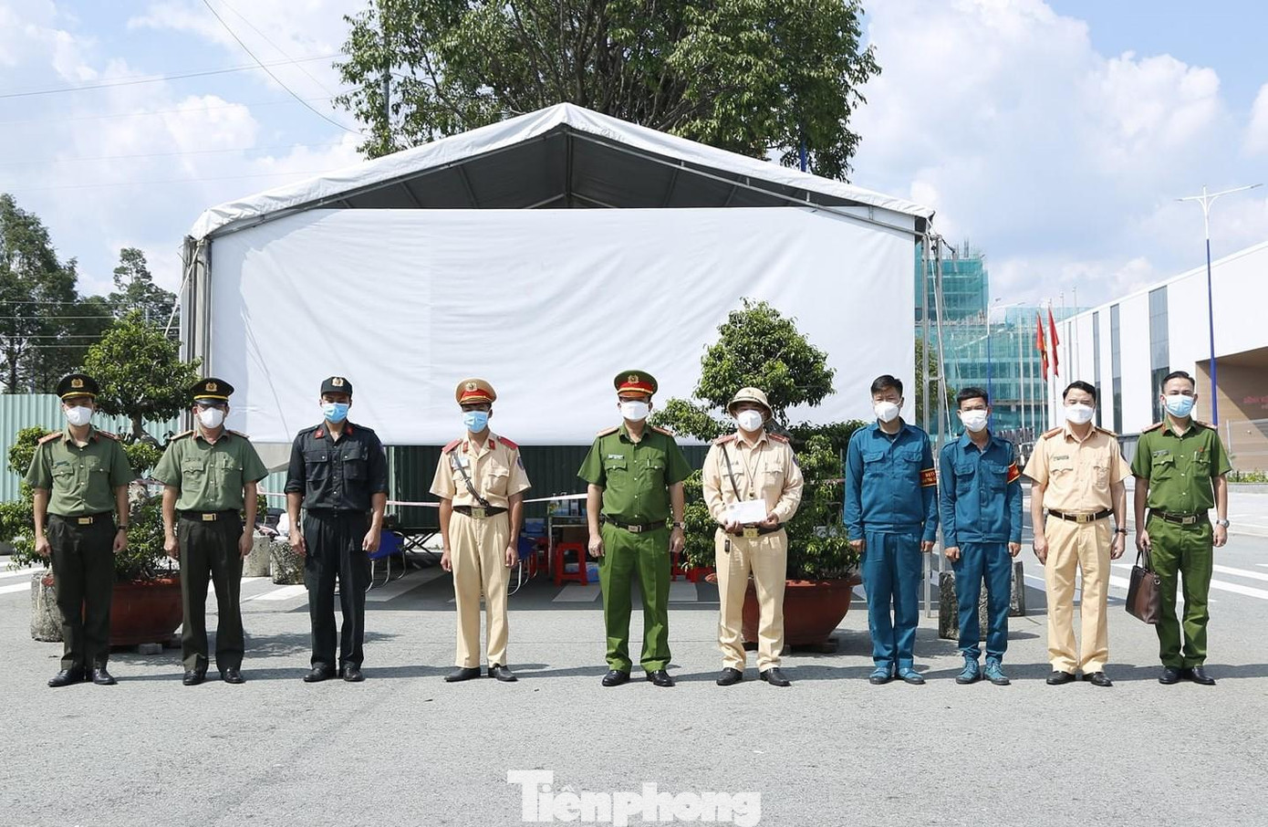 Thượng tá Nguyễn Thanh Điệp khen thưởng lực lượng tại khu vực chốt Bệnh viện dã chiến số 1 Bình Dương Thượng tá Nguyễn Thanh Điệp khen thưởng lực lượng tại khu vực chốt Bệnh viện dã chiến số 1 Bình Dương