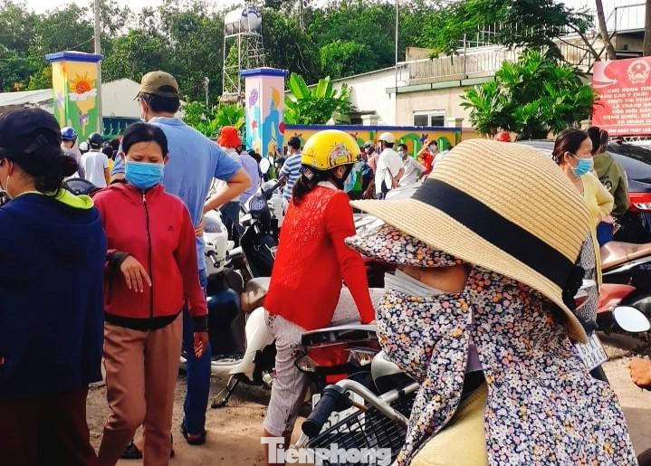 Một điểm tiêm vắc xin ở thị trấn Lai Uyên (huyện Bàu Bàng) Một điểm tiêm vắc xin ở thị trấn Lai Uyên (huyện Bàu Bàng)