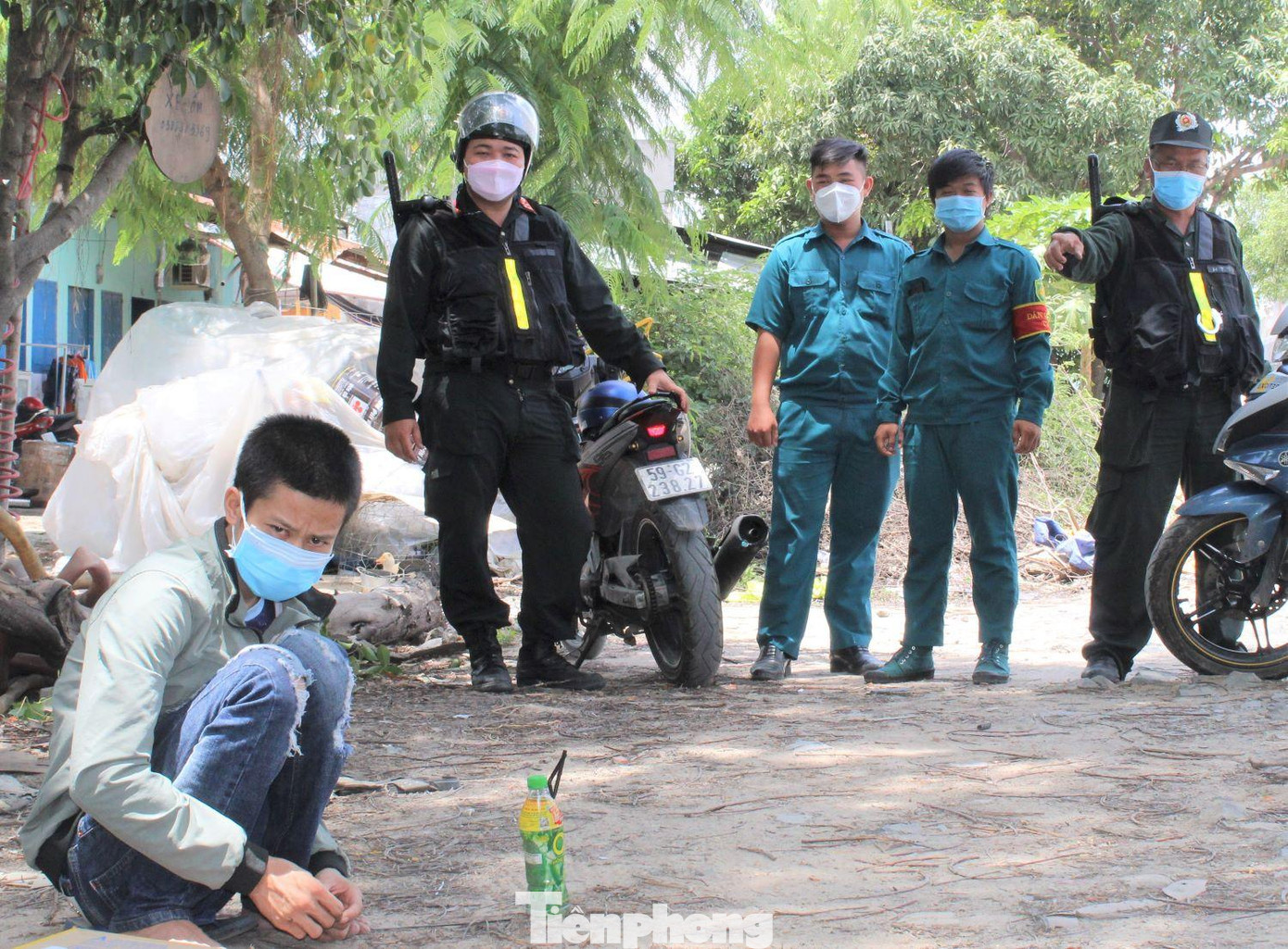 Tổ công tác phát hiện Nam trong bãi xe Tổ công tác phát hiện Nam trong bãi xe