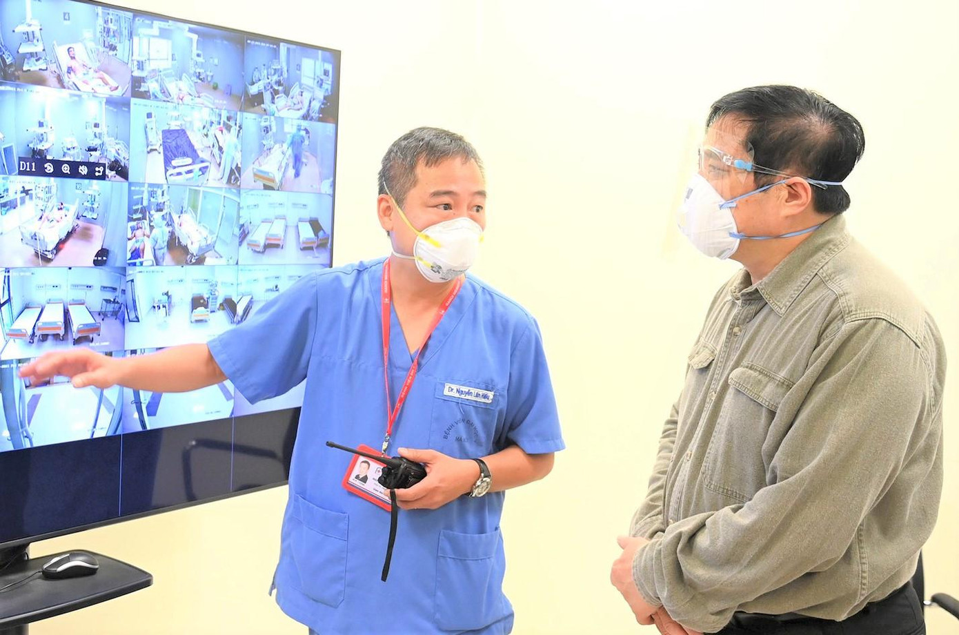 PGS.TS.BS Nguyễn Lân Hiếu (bìa trái) báo cáo với Thủ tướng Phạm Minh Chính về công tác điều trị bệnh nhân COVID-19 PGS.TS.BS Nguyễn Lân Hiếu (bìa trái) báo cáo với Thủ tướng Phạm Minh Chính về công tác điều trị bệnh nhân COVID-19