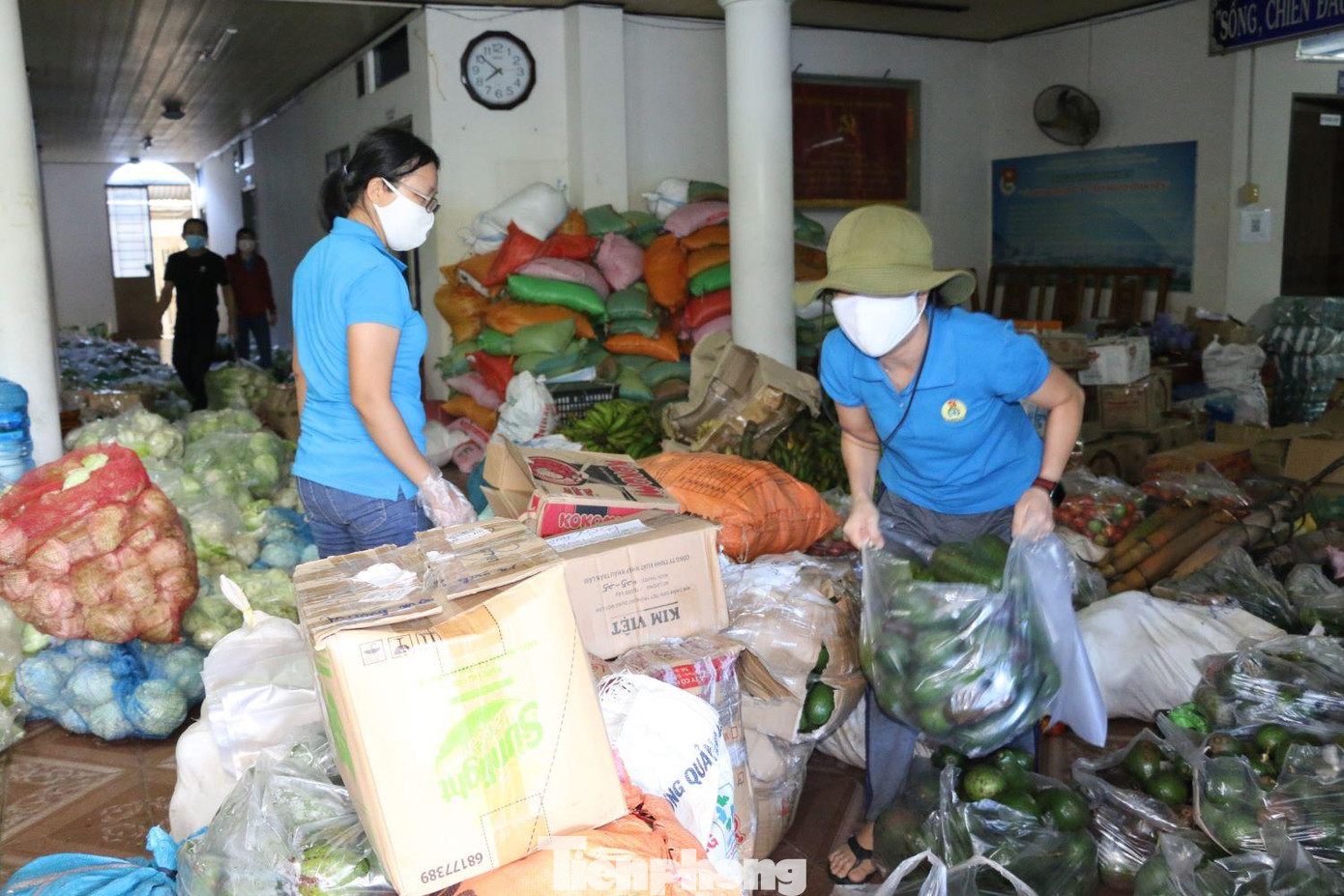 Trụ sở các đơn vị Liên đoàn Lao động, Hội Chữ thập Đỏ và Tỉnh đoàn Bình Dương trở thành điểm tập kết hàng hóa chi viện người dân