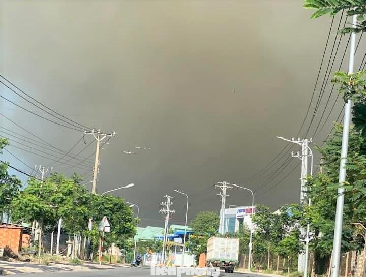 Khói mù mịt tại khu vực hiện trường đám cháy