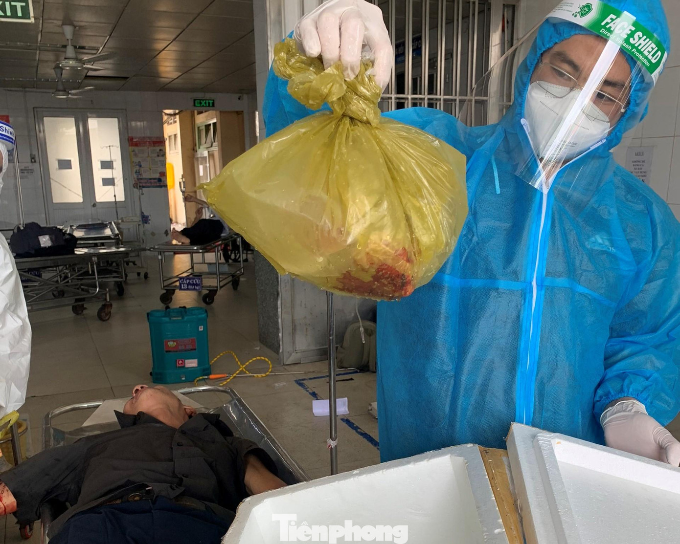 Cánh tay bị đứt lìa được ướt đá lạnh đưa đến bệnh viện