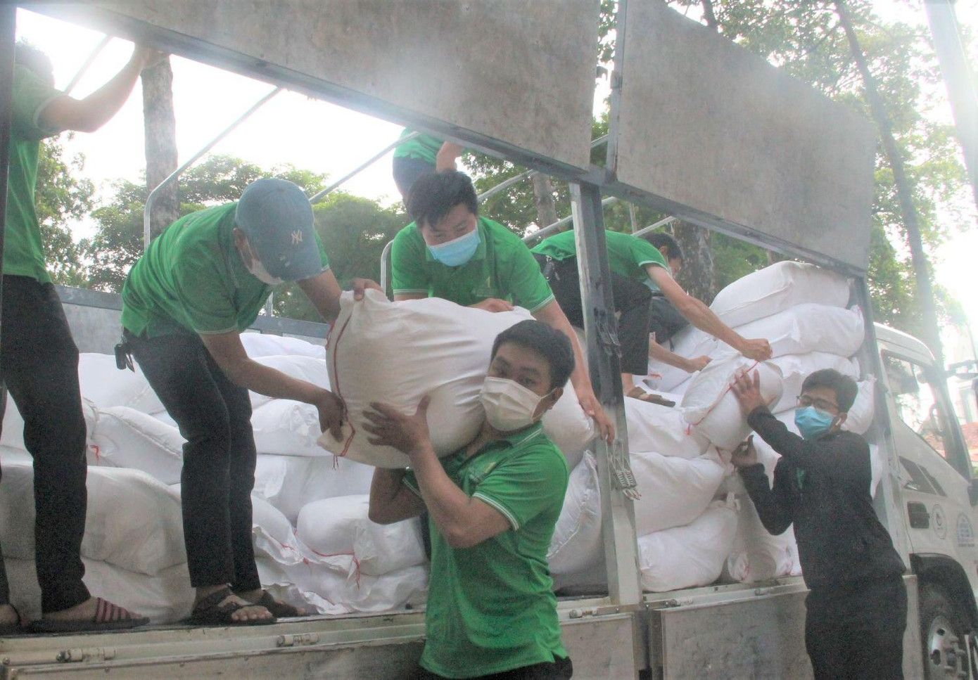 Hệ thống 5F hỗ trợ xe cứu thương, thực phẩm cho người dân TP Thủ Dầu Một