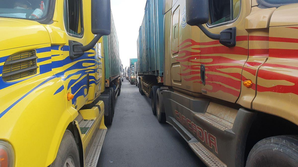 Ở Bình Dương, người và phương tiện di chuyển từ thị xã, thành phố này đến nơi khác đều được kiểm soát nghiêm ngặt. Đến 15h30 chiều nay, tình trạng kẹt xe vẫn đang diễn ra tại 2 đường huyết mạch của Bình Dương. Phương tiện chủ yếu là xe tải chở hàng hóa đến, đi ở doanh nghiệp “3 tại chỗ”. Ở Bình Dương, người và phương tiện di chuyển từ thị xã, thành phố này đến nơi khác đều được kiểm soát nghiêm ngặt. Đến 15h30 chiều nay, tình trạng kẹt xe vẫn đang diễn ra tại 2 đường huyết mạch của Bình Dương. Phương tiện chủ yếu là xe tải chở hàng hóa đến, đi ở doanh nghiệp “3 tại chỗ”.