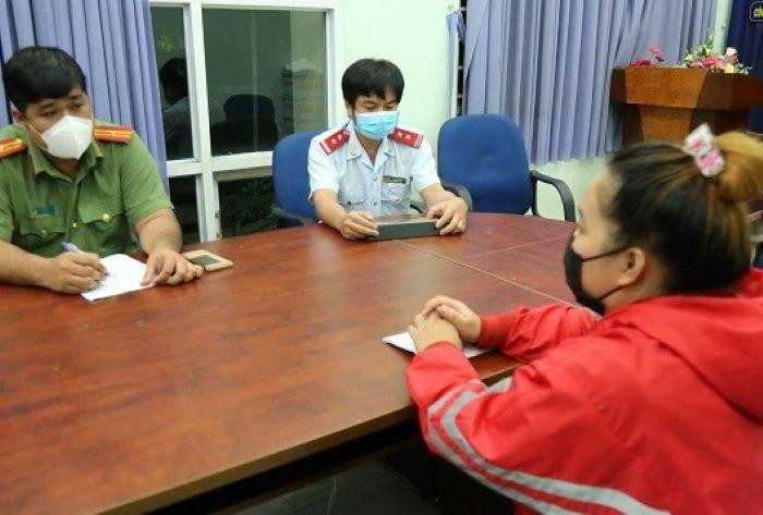 N. (áo đỏ) bị triệu tập đến cơ quan công an N. (áo đỏ) bị triệu tập đến cơ quan công an