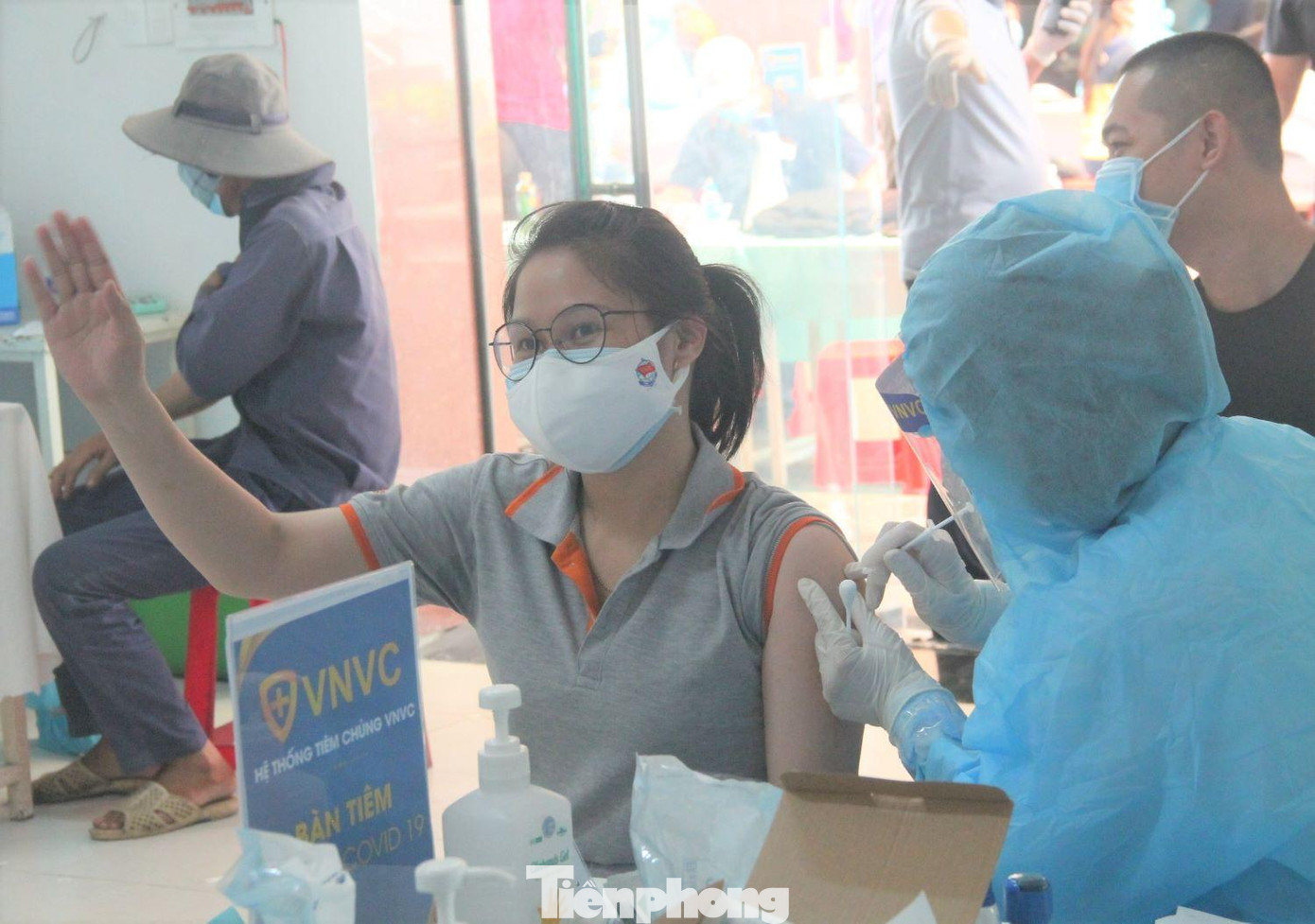 Bình Dương đang triển khai tiêm vắc xin phòng COVID-19 cho người dân và công nhân lao động Bình Dương đang triển khai tiêm vắc xin phòng COVID-19 cho người dân và công nhân lao động
