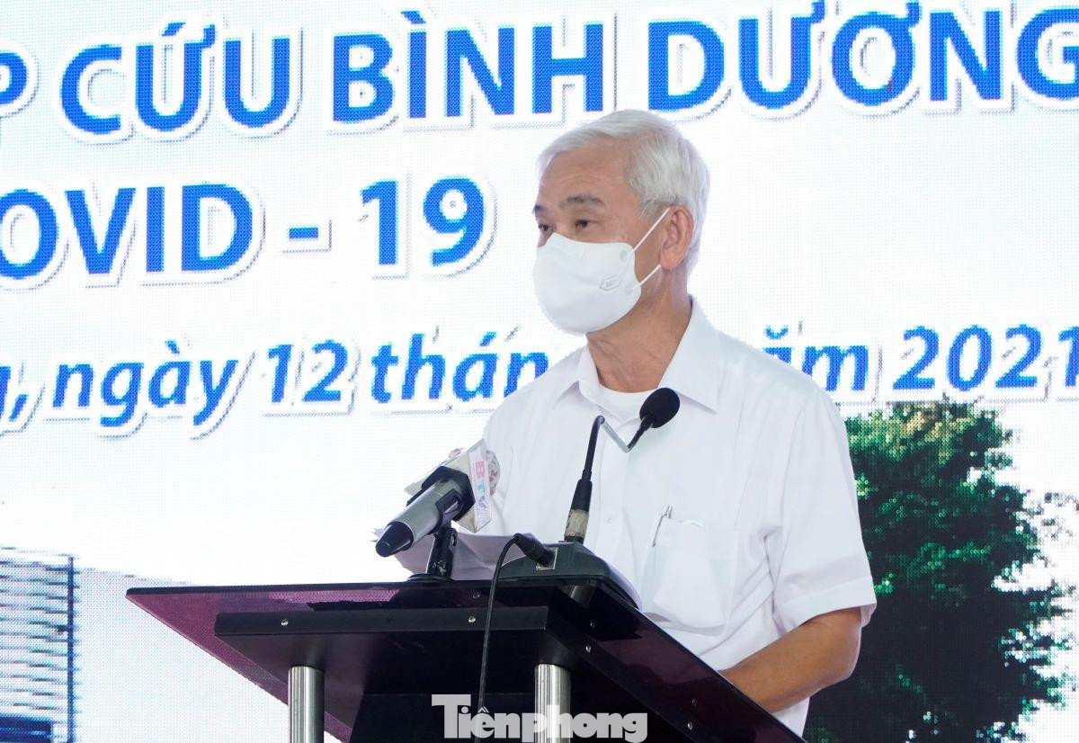 “Hôm nay, Tổng Công ty Becamex IDC rất vinh dự được lãnh đạo tỉnh và Bộ Y tế tiếp tục giao nhiệm vụ vận hành Bệnh viện dã chiến hồi sức cấp cứu tỉnh Bình Dương đặt tại Bệnh viện Đa khoa Quốc tế Becamex với nhiệm vụ thực hiện thu dung, điều trị, cấp cứu bệnh nhân COVID-19 từ mức độ vừa (tầng 2) đến mức độ nặng, nguy kịch (tầng 3) cho các bệnh nhân sau 1 tuần chuẩn bị. Với tất cả sự đồng thuận, tận tâm, trách nhiệm và đoàn kết trên, tôi tin tưởng Việt Nam nói chung và Bình Dương nói riêng sẽ sớm vượt qua mọi khó khăn, đẩy lùi dịch bệnh”, ông Phạm Ngọc Thuận, TGĐ Tổng công ty Becamex IDC kiêm TGĐ Bệnh viện dã chiến hồi sức cấp cứu tỉnh Bình Dương bày tỏ. “Hôm nay, Tổng Công ty Becamex IDC rất vinh dự được lãnh đạo tỉnh và Bộ Y tế tiếp tục giao nhiệm vụ vận hành Bệnh viện dã chiến hồi sức cấp cứu tỉnh Bình Dương đặt tại Bệnh viện Đa khoa Quốc tế Becamex với nhiệm vụ thực hiện thu dung, điều trị, cấp cứu bệnh nhân COVID-19 từ mức độ vừa (tầng 2) đến mức độ nặng, nguy kịch (tầng 3) cho các bệnh nhân sau 1 tuần chuẩn bị. Với tất cả sự đồng thuận, tận tâm, trách nhiệm và đoàn kết trên, tôi tin tưởng Việt Nam nói chung và Bình Dương nói riêng sẽ sớm vượt qua mọi khó khăn, đẩy lùi dịch bệnh”, ông Phạm Ngọc Thuận, TGĐ Tổng công ty Becamex IDC kiêm TGĐ Bệnh viện dã chiến hồi sức cấp cứu tỉnh Bình Dương bày tỏ.