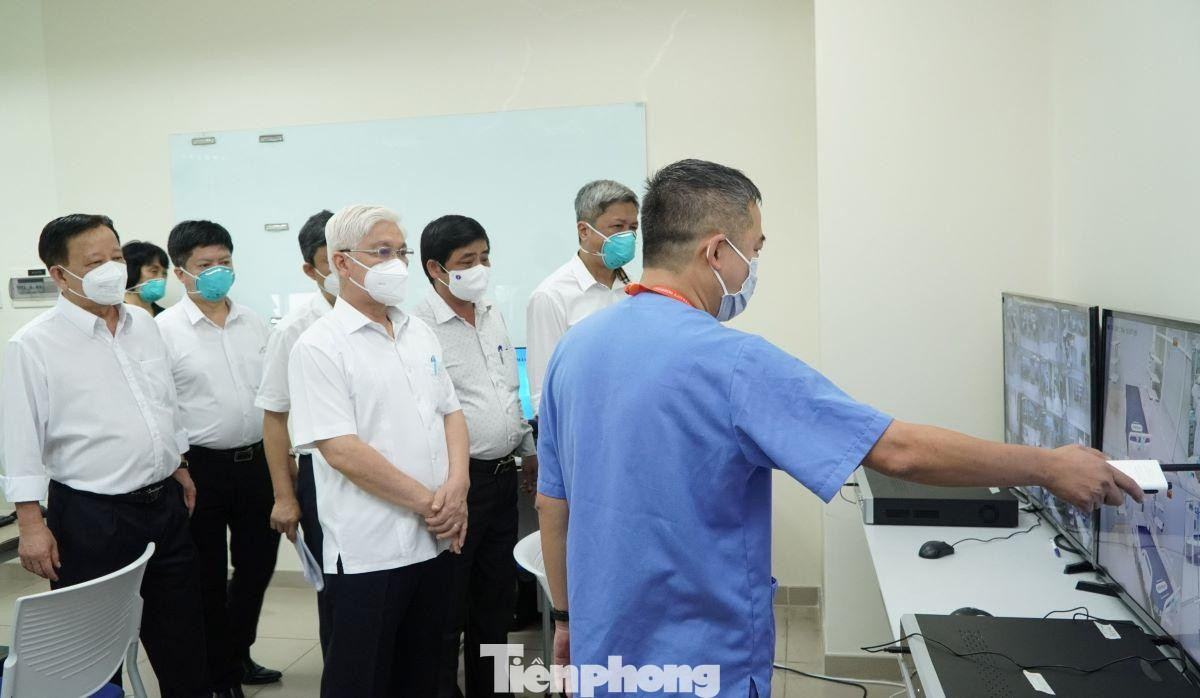 Lãnh đạo Bộ Y tế, Tỉnh ủy, UBND tỉnh Bình Dương và lãnh đạo Tổng Công ty Becamex IDC kiểm tra khu điều hành bệnh viện hồi sức cấp cứu Lãnh đạo Bộ Y tế, Tỉnh ủy, UBND tỉnh Bình Dương và lãnh đạo Tổng Công ty Becamex IDC kiểm tra khu điều hành bệnh viện hồi sức cấp cứu