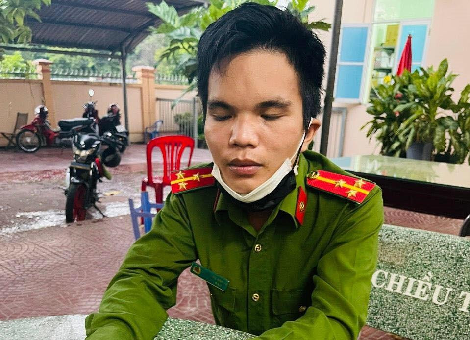 Tú tại cơ quan công an