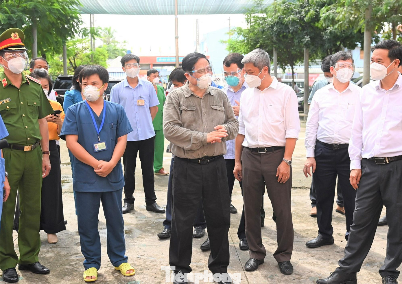 Hiện trường tiểu học ở TP Thuận An đang điều trị cho 412 trường hợp F0, trong đó có khoảng 30% có triệu chứng nhẹ, số còn lại có triệu chứng nặng hơn. Tính tổng cộng, cơ sở quản lý và điều trị này đã điều trị cho 1.228 bệnh nhân, trong đó 90% đã khỏi bệnh, 10% do chuyển biến nặng hơn nên được chuyển lên tuyến trên. Hiện trường tiểu học ở TP Thuận An đang điều trị cho 412 trường hợp F0, trong đó có khoảng 30% có triệu chứng nhẹ, số còn lại có triệu chứng nặng hơn. Tính tổng cộng, cơ sở quản lý và điều trị này đã điều trị cho 1.228 bệnh nhân, trong đó 90% đã khỏi bệnh, 10% do chuyển biến nặng hơn nên được chuyển lên tuyến trên.