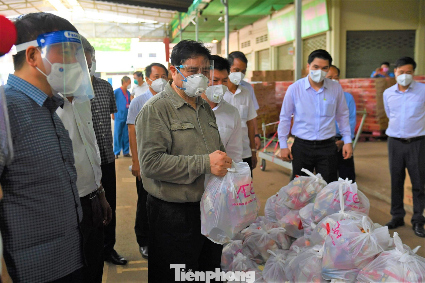 Thủ tướng Phạm Minh Chính đề nghị lãnh đạo địa phương siết chặt giãn cách, tranh thủ “thời gian vàng” để bóc tách F0 hoàn toàn ra khỏi cộng đồng. Để người dân yên tâm thực hiện “ai ở đâu, ở yên đấy”, Thủ tướng đề nghị các lực lượng tuyệt đối không được để người dân nào phải đói, đồng thời động viên nhau chịu khó, chịu khổ một thời gian ngắn để thỏa mãn nhu cầu cá nhân về lâu dài. Thủ tướng Phạm Minh Chính đề nghị lãnh đạo địa phương siết chặt giãn cách, tranh thủ “thời gian vàng” để bóc tách F0 hoàn toàn ra khỏi cộng đồng. Để người dân yên tâm thực hiện “ai ở đâu, ở yên đấy”, Thủ tướng đề nghị các lực lượng tuyệt đối không được để người dân nào phải đói, đồng thời động viên nhau chịu khó, chịu khổ một thời gian ngắn để thỏa mãn nhu cầu cá nhân về lâu dài.
