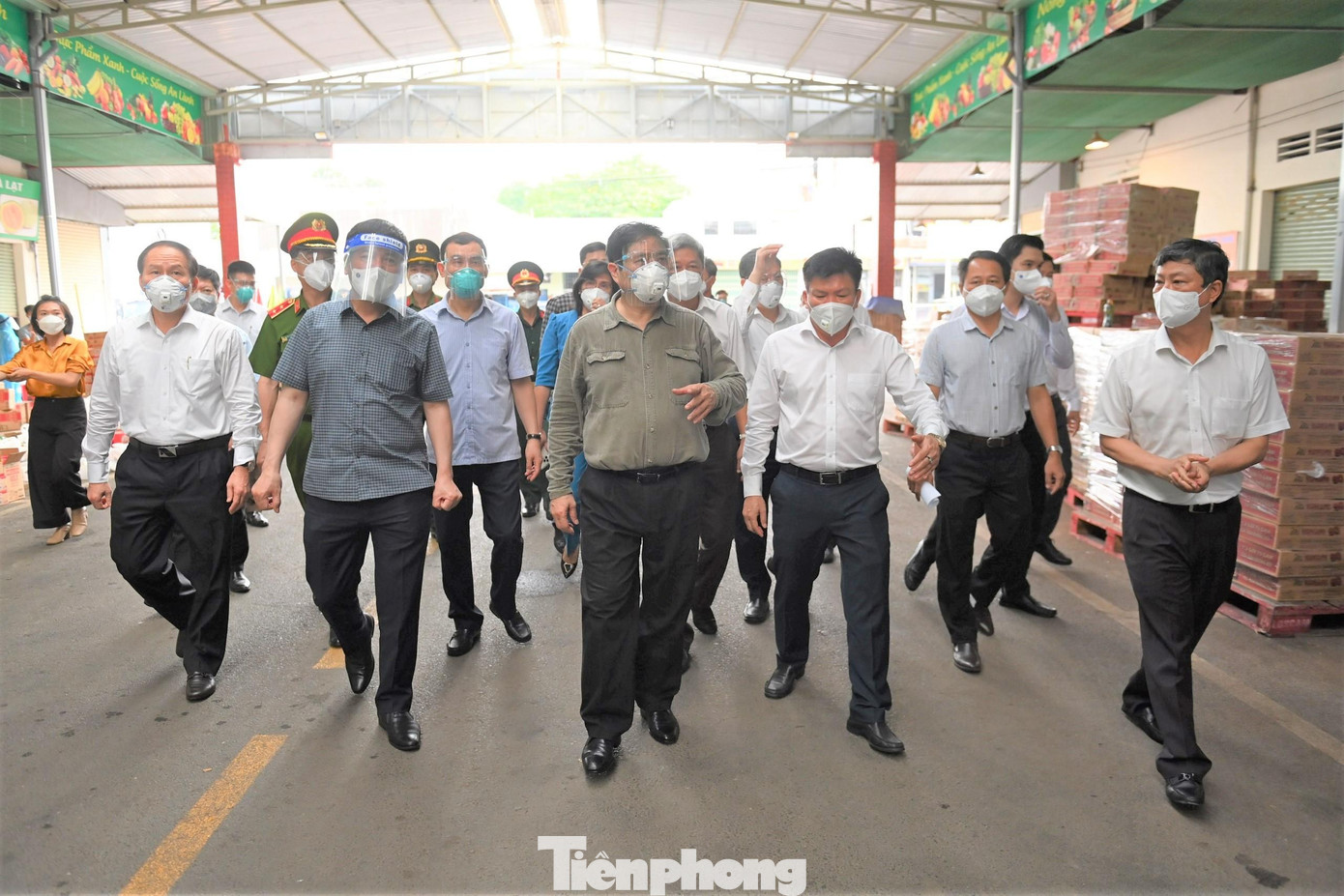 Báo cáo với Thủ tướng, cơ sở điều trị bệnh nhân COVID-19 tại TP Thuận An cho biết việc thực hiện chiến lược vừa phân tán, vừa tập trung, lấy xã phường làm pháo đài đã cho thấy hiệu quả khi đưa dịch vụ y tế tới gần người dân hơn, nhanh hơn, thân thiện hơn. Trong đợt tiếp nhận bệnh nhân thứ 2, cơ sở tuyến dưới ít có bệnh nhân nào phải chuyển lên tuyến trên. Báo cáo với Thủ tướng, cơ sở điều trị bệnh nhân COVID-19 tại TP Thuận An cho biết việc thực hiện chiến lược vừa phân tán, vừa tập trung, lấy xã phường làm pháo đài đã cho thấy hiệu quả khi đưa dịch vụ y tế tới gần người dân hơn, nhanh hơn, thân thiện hơn. Trong đợt tiếp nhận bệnh nhân thứ 2, cơ sở tuyến dưới ít có bệnh nhân nào phải chuyển lên tuyến trên.