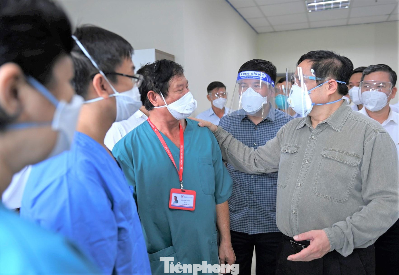 Thủ tướng Phạm Minh Chính động viên y, bác sĩ đang làm việc tại Bệnh viện Hồi sức cấp cứu Bình Dương Thủ tướng Phạm Minh Chính động viên y, bác sĩ đang làm việc tại Bệnh viện Hồi sức cấp cứu Bình Dương
