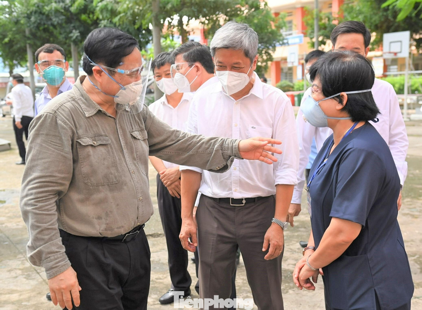 Báo cáo với Thủ tướng, lãnh đạo cơ sở điều trị bệnh nhân COVID-19 ở trường tiểu học cho biết về mô hình tiếp nhận và điều trị bệnh nhân tại đây. Theo đó, cơ sở sẽ tiếp nhận thông tin về người bệnh từ nhiều nguồn như điện thoại của người dân, tổng đài viên, tổ trưởng dân phố, công an khu vực…, sau đó cử ngay người xuống sơ cứu, cấp cứu, tiến hành thu dung, phân loại điều trị, nếu nặng sẽ chuyển lên tuyến cao hơn. Báo cáo với Thủ tướng, lãnh đạo cơ sở điều trị bệnh nhân COVID-19 ở trường tiểu học cho biết về mô hình tiếp nhận và điều trị bệnh nhân tại đây. Theo đó, cơ sở sẽ tiếp nhận thông tin về người bệnh từ nhiều nguồn như điện thoại của người dân, tổng đài viên, tổ trưởng dân phố, công an khu vực…, sau đó cử ngay người xuống sơ cứu, cấp cứu, tiến hành thu dung, phân loại điều trị, nếu nặng sẽ chuyển lên tuyến cao hơn.