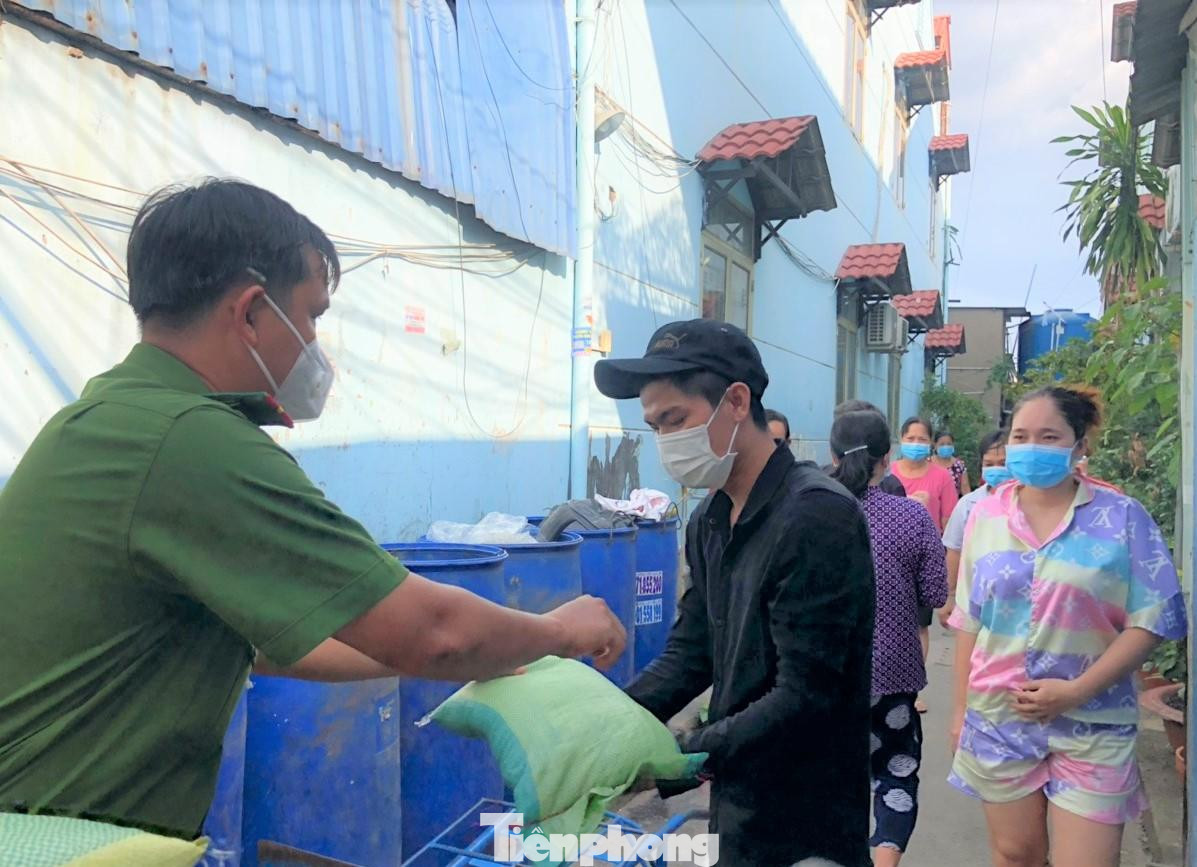 Người lao động tại phường Thuận Giao, TP Thuận An nhận hỗ trợ