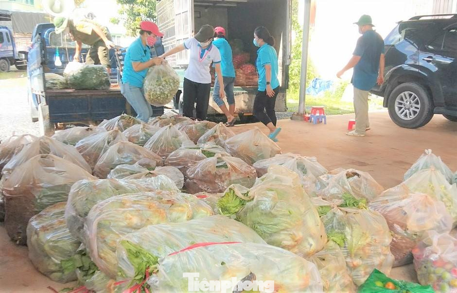 Lực lượng tại phường Bình Hòa (TP Thuận An) sắp xếp hàng hóa hỗ trợ người dân