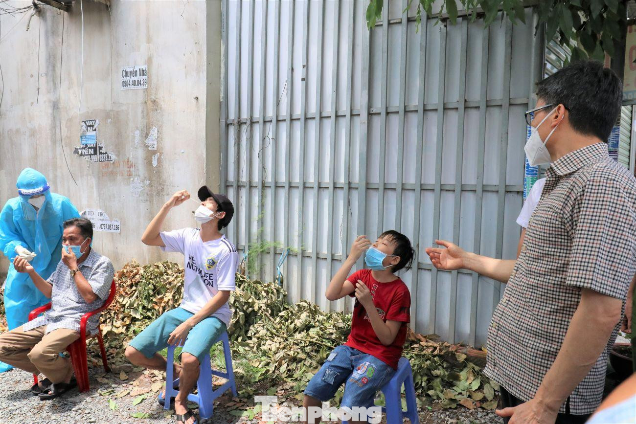 Để thực hiện nhanh việc xét nghiệm, trong chuyến công tác tại Bình Dương Phó Thủ tướng Vũ Đức Đam đề nghị địa phương hướng dẫn cho người dân tự test COVID-19 Để thực hiện nhanh việc xét nghiệm, trong chuyến công tác tại Bình Dương Phó Thủ tướng Vũ Đức Đam đề nghị địa phương hướng dẫn cho người dân tự test COVID-19