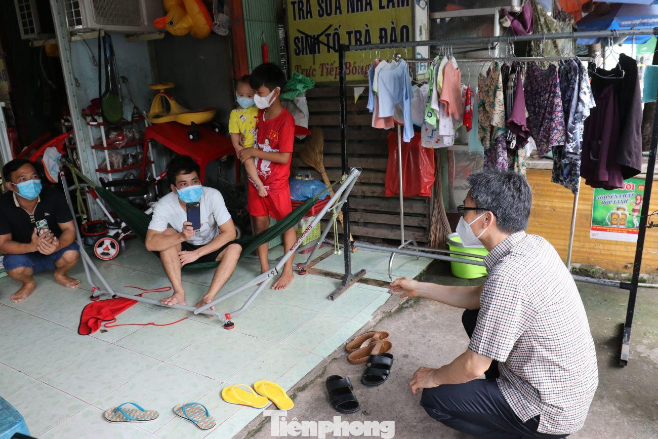 Phó Thủ tướng Vũ Đức Đam động viên người dân cố gắng vượt qua giai đoạn khó khăn Phó Thủ tướng Vũ Đức Đam động viên người dân cố gắng vượt qua giai đoạn khó khăn