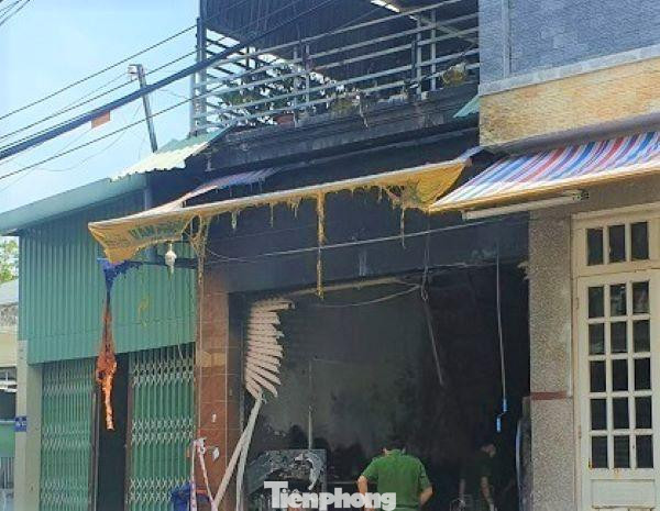 Công an đang khám nghiệm hiện trường và thống kê thiệt hại Công an đang khám nghiệm hiện trường và thống kê thiệt hại