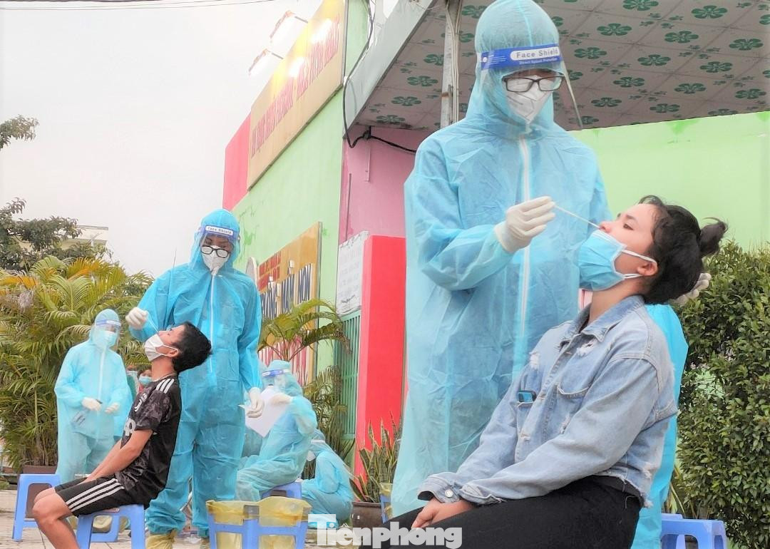 TP Thuận An và TX Tân Uyên thực hiện xét nghiệm toàn dân trong 5 ngày, "khóa chặt, đông cứng" trong vòng 15 ngày. TP Thuận An và TX Tân Uyên thực hiện xét nghiệm toàn dân trong 5 ngày, "khóa chặt, đông cứng" trong vòng 15 ngày.