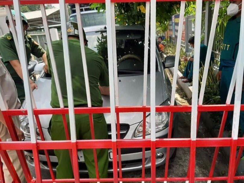 Tự ý dỡ rào chắn tổ chức ăn nhậu