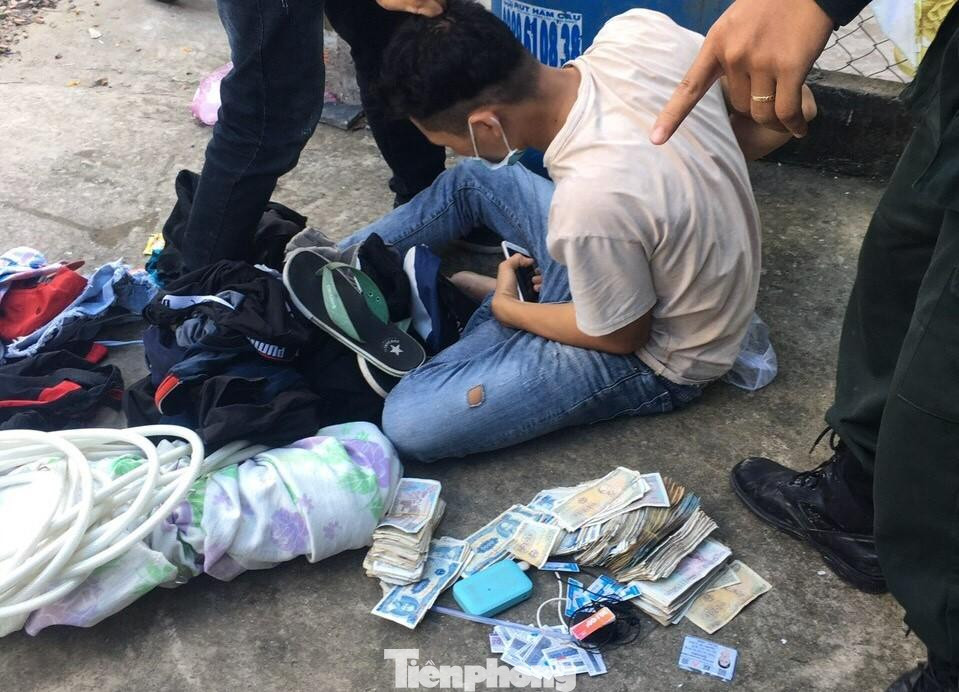 Cảnh sát bắt giữ 2 đối tượng khi đang lưu thông nơi "vùng đỏ" Cảnh sát bắt giữ 2 đối tượng khi đang lưu thông nơi "vùng đỏ"