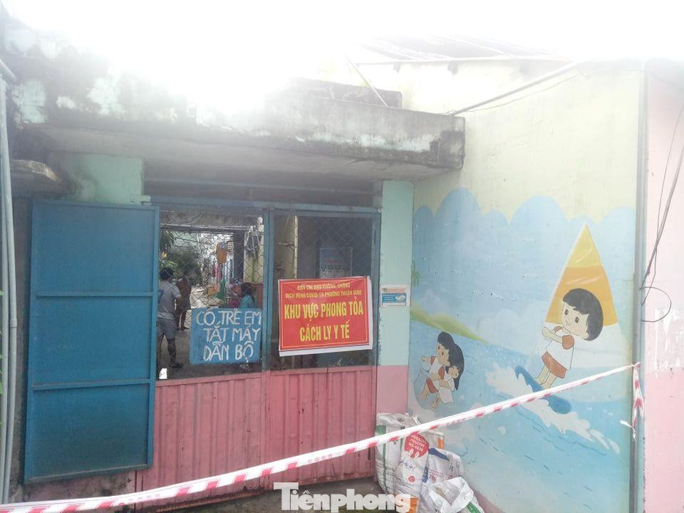 Người ở trọ cho biết, suốt hơn 2 tháng họ chỉ nhận 1 lần thực phẩm và chưa nhận khoản tiền nào