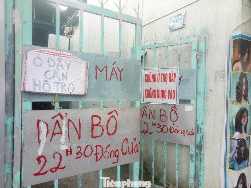 Hai khu nhà trọ ở phường Thuận Giao treo bảng xin hỗ trợ