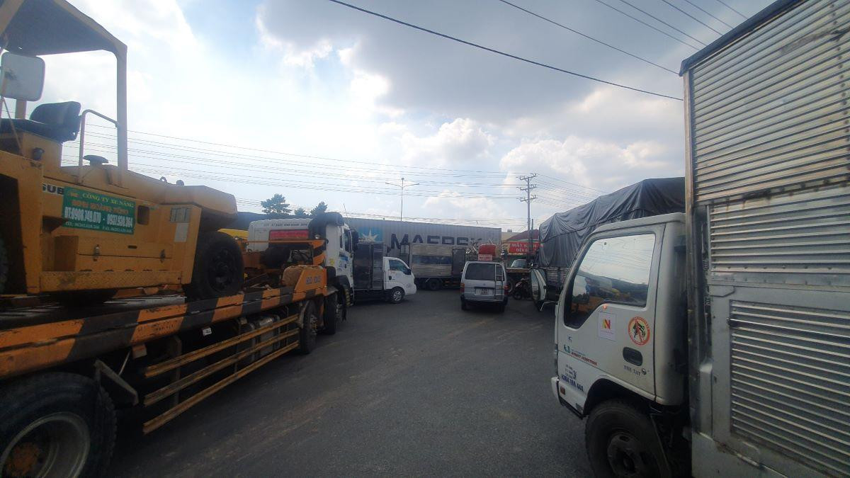 Lượng phương tiện không thể di chuyển kéo dài hàng km. Hướng khu công nghiệp Sóng Thần (TP Dĩ An) về TX Tân Uyên phương tiện dồn cục. Tại nút đường Mỹ Phước Tân Vạn giao đường ĐT 743 xe di chuyển hỗn loạn. Lượng phương tiện không thể di chuyển kéo dài hàng km. Hướng khu công nghiệp Sóng Thần (TP Dĩ An) về TX Tân Uyên phương tiện dồn cục. Tại nút đường Mỹ Phước Tân Vạn giao đường ĐT 743 xe di chuyển hỗn loạn.