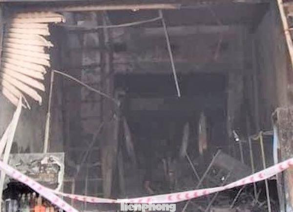 Cầu thang lên gác bằng sắt để lên phía trên, rất có thể ngọn lửa đang cháy nên những người bên trong không thể di chuyển Cầu thang lên gác bằng sắt để lên phía trên, rất có thể ngọn lửa đang cháy nên những người bên trong không thể di chuyển