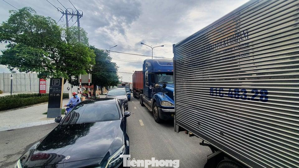 Cũng có một số chốt, lực lượng chức năng linh động xử lý tình huống cho xe di chuyển vào đường tránh giảm ùn tắc cục bộ. Trong ảnh: Phương tiện ùn tắc kéo dài khu vực khu công nghiệp sống Thần