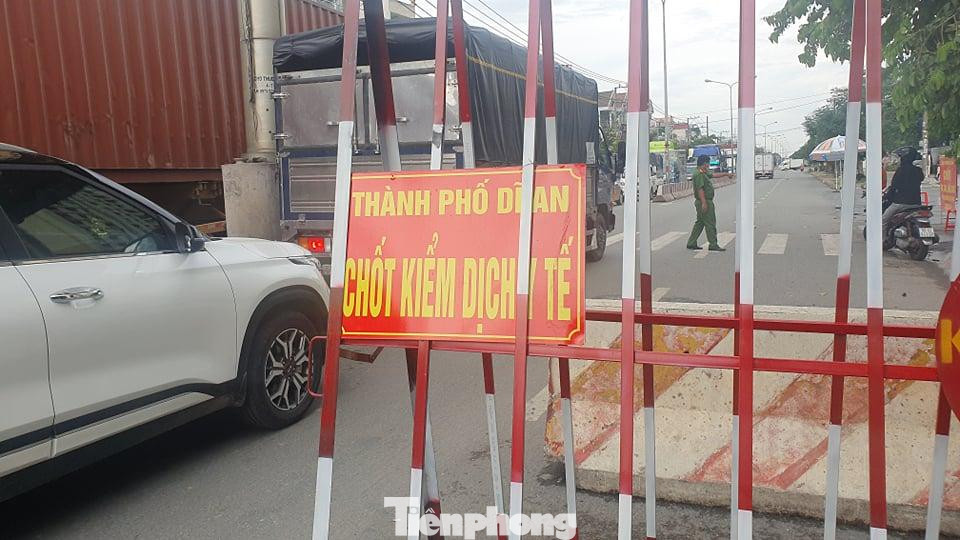 Lực lượng chức năng chia nhau kiểm tra giấy tờ tài xế ở hai chiều vào và ra