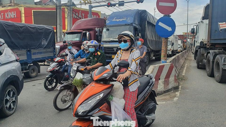 Khu vực ngã tư giao nhau giữa đường ĐT 743 và ĐT 743B ùn tắc