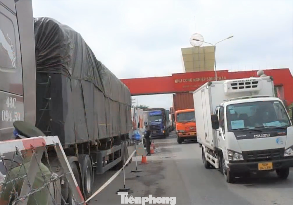 Vào chiều 13/8 và trưa 14/8, tại các cửa ngõ vào địa phận Bình Dương như đường Quốc lộ 1A đoạn vào khu công nghiệp Sóng Thần (TP Dĩ An, Bình Dương, Quốc lộ 1K, ĐT 743 (TP Dĩ An)… đều xảy ra tình trạng ùn tắc giao thông kéo dài. Trong ảnh: Cổng vào khu công nghiệp Sóng Thần bị ùn ứ