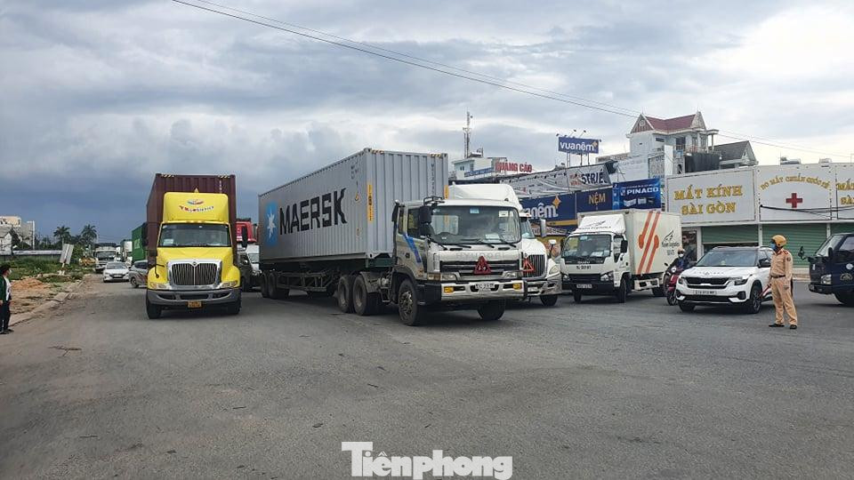Khu vực ngã tư 550 thuộc TP Dĩ An đường ùn tắc do phương tiện di chuyển nhiều chủ yếu là xe tải