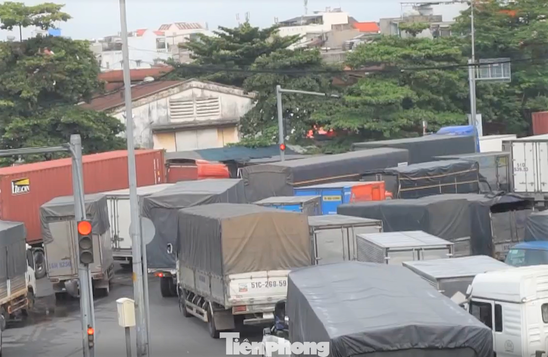 Khu vực dưới cầu vượt Linh Xuân vào khu công nghiệp Sóng Thần xe ùn ứ vì có chốt kiểm dịch