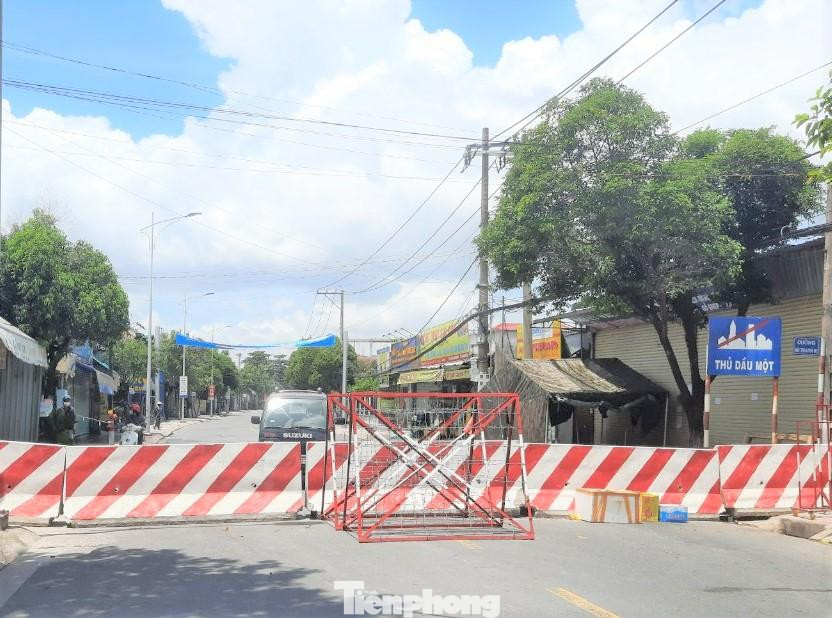 Địa phận TP Thuận An với TP Thủ Dầu Một bị khóa chặt ngăn cách Địa phận TP Thuận An với TP Thủ Dầu Một bị khóa chặt ngăn cách