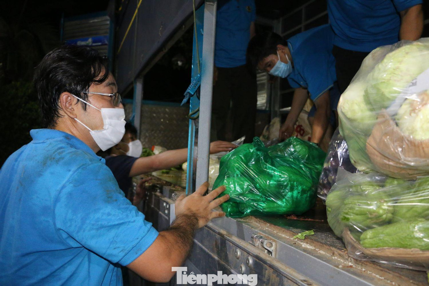 Lực lượng bốc xếp hàng hóa suốt đêm, ướt đẫm mồ hôi