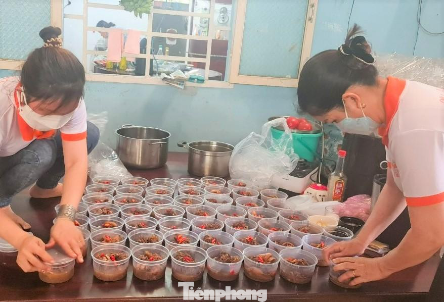 Hội viên nữ doanh nhân tham gia nấu hàng nghìn suất ăn hỗ trợ người dân khu vực phong tỏa