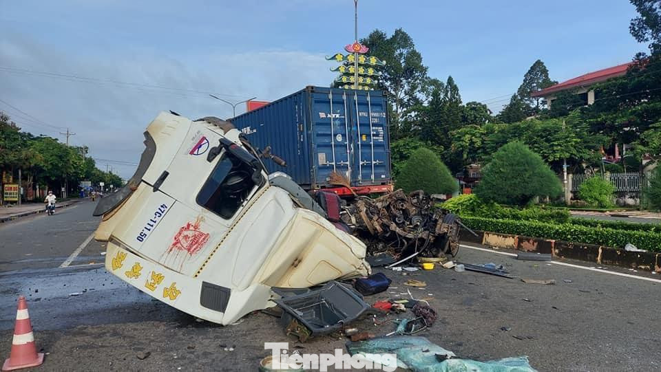 Nhận được tin báo, công an địa phương đến phong tỏa hiện trường, điều tra làm rõ nguyên nhân tai nạn. Nhận được tin báo, công an địa phương đến phong tỏa hiện trường, điều tra làm rõ nguyên nhân tai nạn.