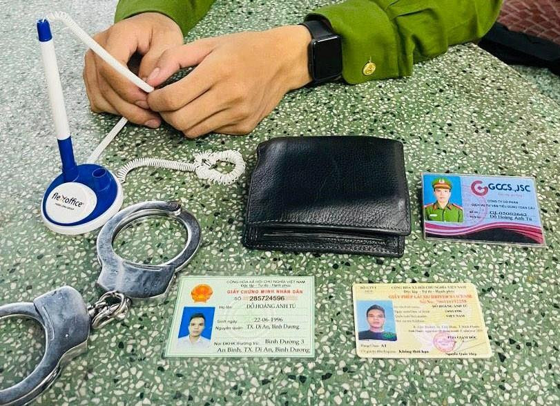 Các giấy tờ và công cụ liên quan đến trong người Tú bị thu giữ