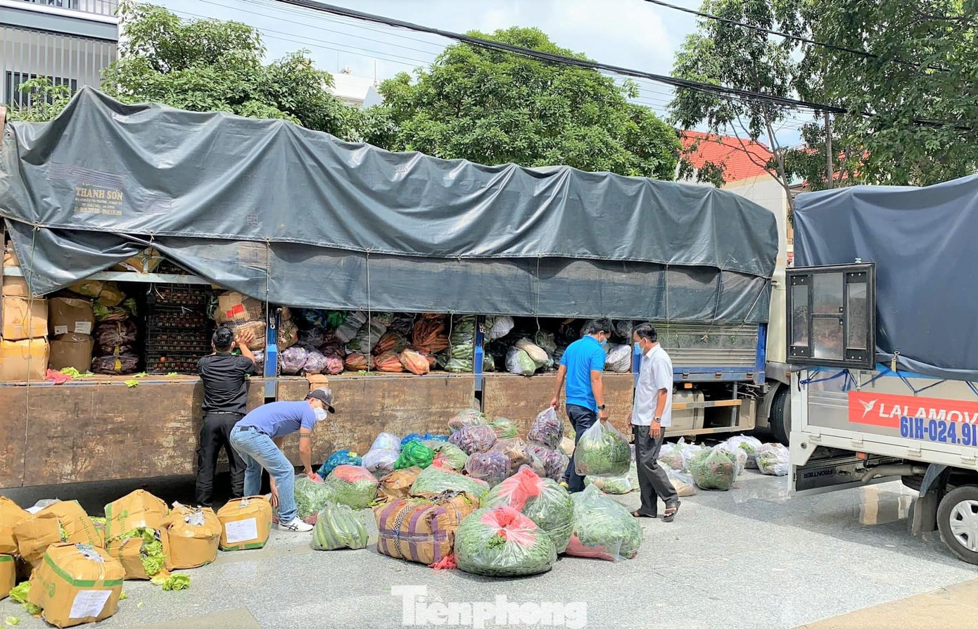 Ngoài việc chế biến thức ăn phát miễn phí, các "đại gia" còn tìm kiếm nguồn lương thực để hỗ trợ người dân Ngoài việc chế biến thức ăn phát miễn phí, các "đại gia" còn tìm kiếm nguồn lương thực để hỗ trợ người dân