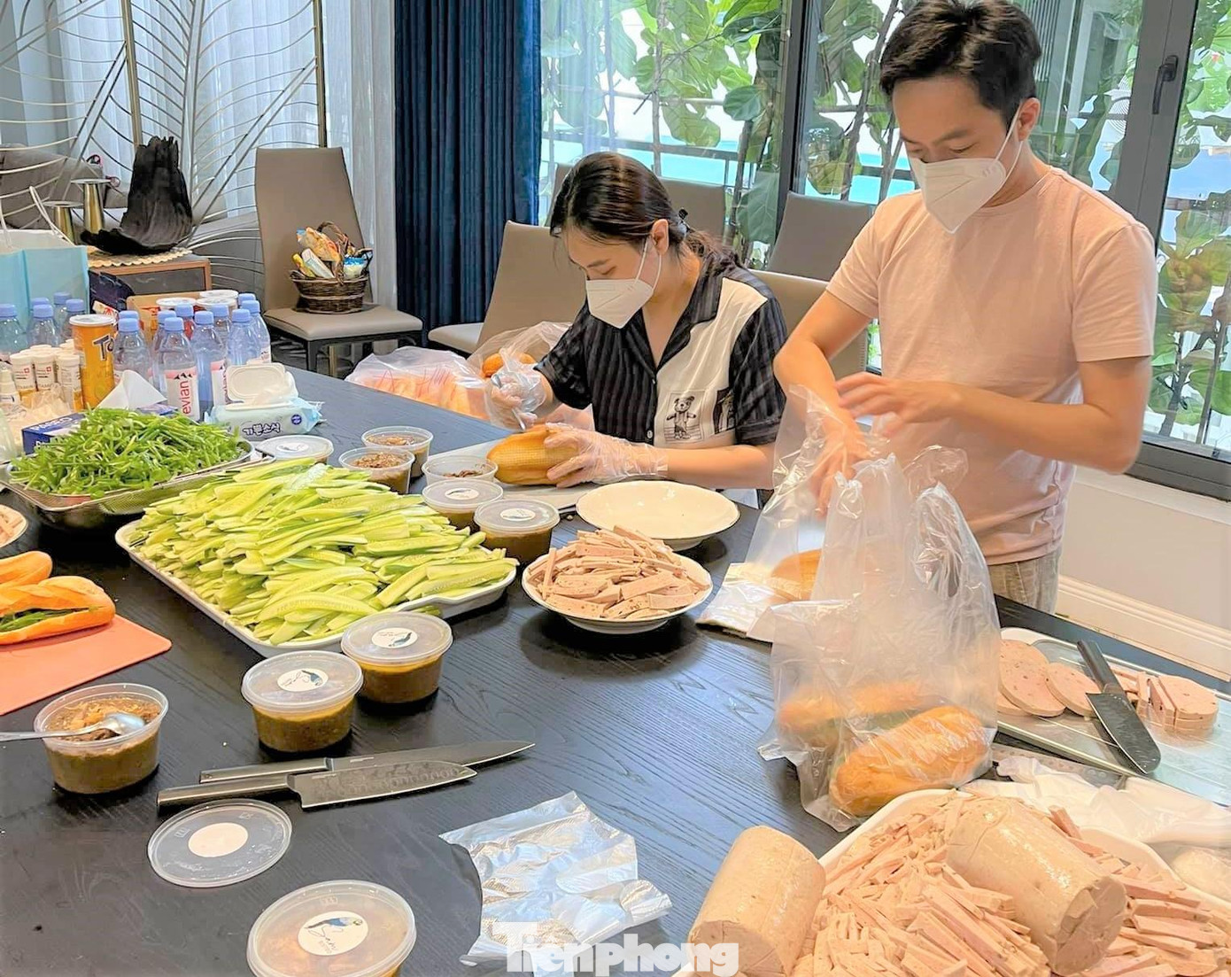 Vợ chồng anh Nguyễn Quốc Cường làm bánh mì phát cho người dân và lực lượng chốt kiểm dịch Vợ chồng anh Nguyễn Quốc Cường làm bánh mì phát cho người dân và lực lượng chốt kiểm dịch