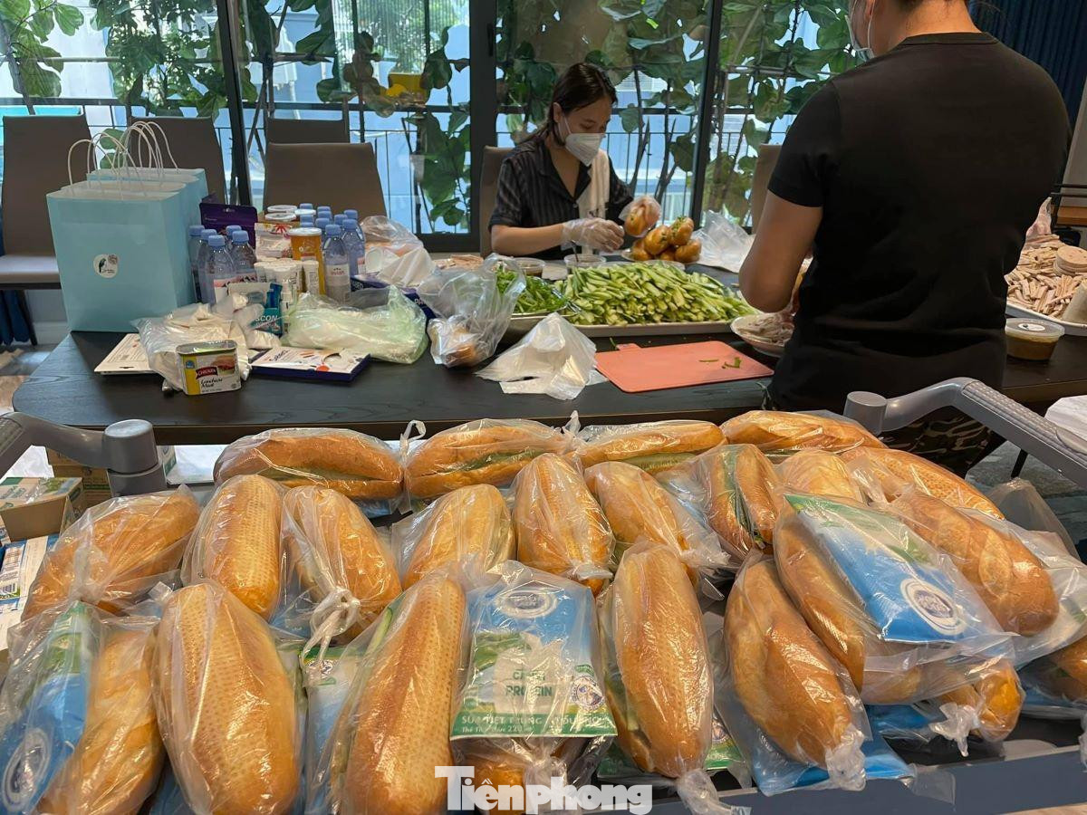 Sau khi gói từng phần sẽ mang phát cho người dân Sau khi gói từng phần sẽ mang phát cho người dân