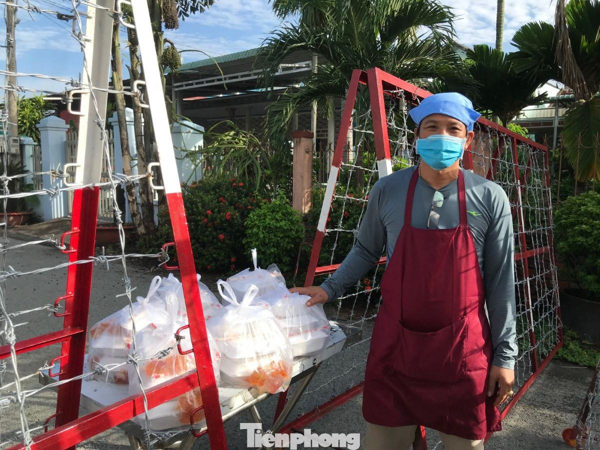 Anh Phụng phát thức ăn cho người dân khu vực phong tỏa Anh Phụng phát thức ăn cho người dân khu vực phong tỏa