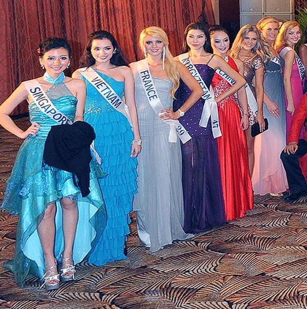 Cô diện đầm dạ hội màu xanh lộng lẫy trong buổi dạ tiệc chào mừng các thí sinh