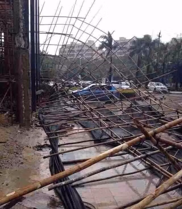 Dàn giáo bao quanh một tòa nhà đang xây dở sập vì bão. Ảnh: hinews.cn
